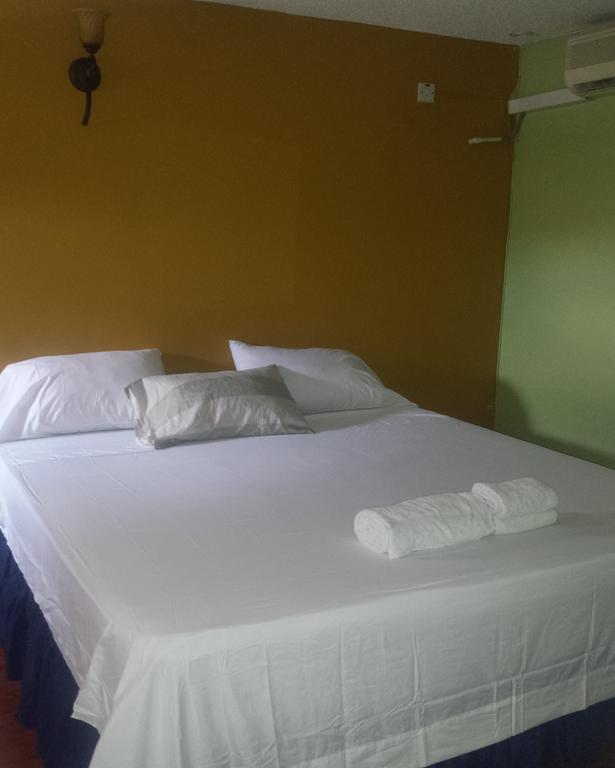 Impeccable Guest Rooms 2 Kingston Extérieur photo